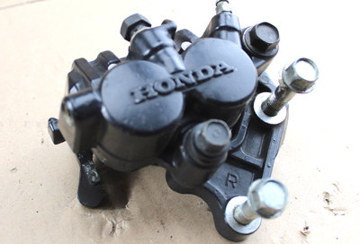 Bremssattel Doppelkolben rechts Honda GL650 Silverwing gebraucht